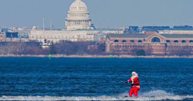 $!Un Papá Noel esquiando en el agua en Virginia, EE. UU.,