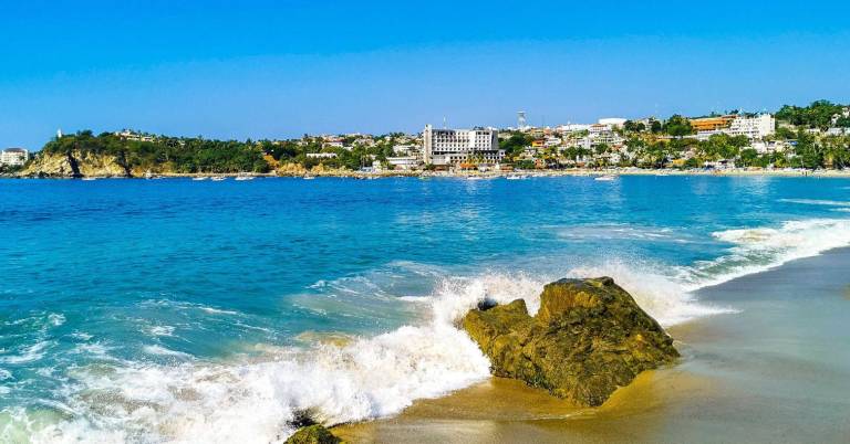 $!Imagen de una playa de Puerto Escondido, Oaxaca, un destino apreciado por surfista de todo el mundo.