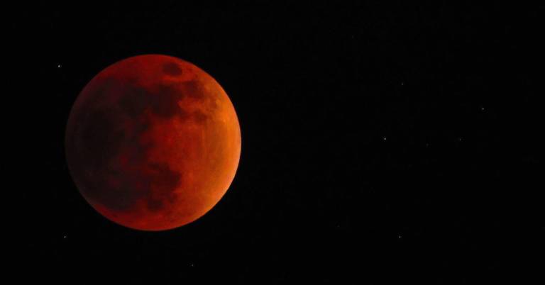 $!Durante un eclipse lunar total la luna toma una coloraciópn rojiza y esto se debe a la dispersión elástica de la luz.