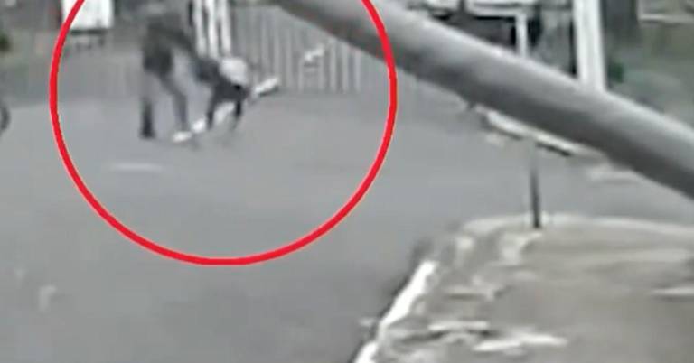 $!Video muestra brutal agresión a una mujer en Quito.