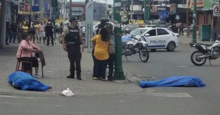 $!Los cuerpos de las víctimas mortales en la calzada.