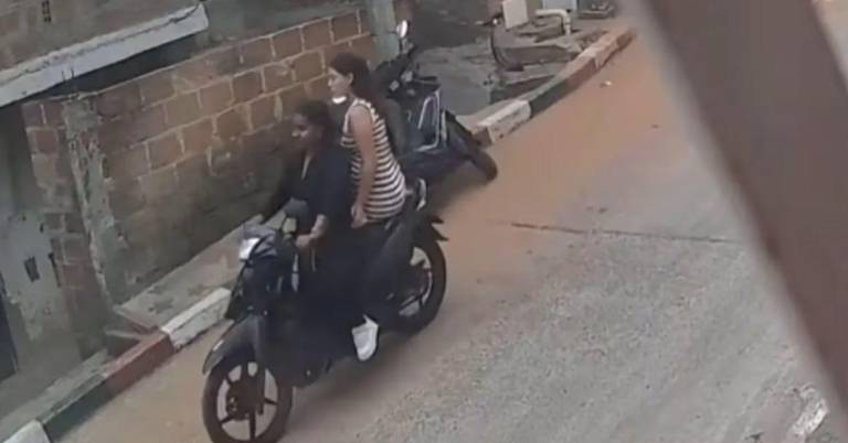 $!Mujer trasladó a María Camila Potosí en moto.