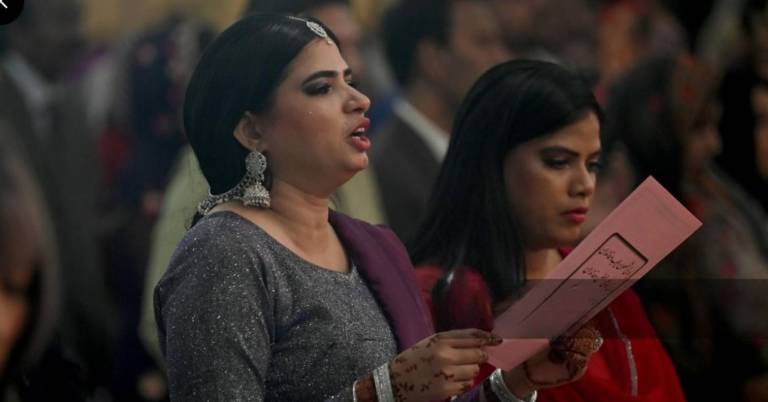 $!Cristianos asisten a la misa en Karachi, Pakistán.