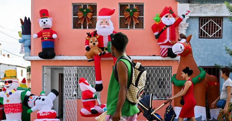 $!Caminante observa decoración navideña en Cuba.