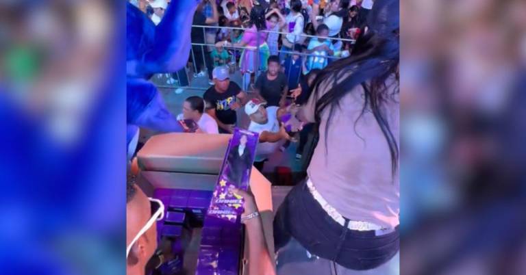 $!Roberta Zambrano repartió juguetes alusivos a Daniel Noboa.