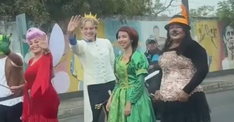 $!La entrada llamó la atención de ciudadanos que esperaban su turno para votar.