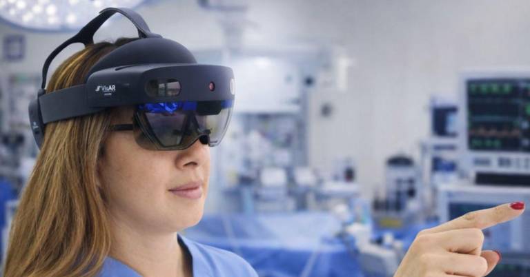 $!Belén Martinez usando un sistema de navegación con realidad aumentada, VisAR.