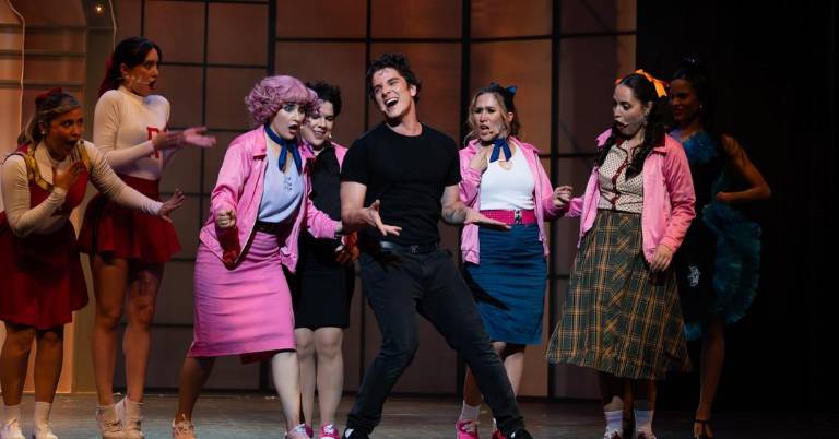 $!Imagen de la obre Grease presentada en el Teatro Sánchez Aguilar en la que Diego Chiang protagonizó a Danny Zuko.