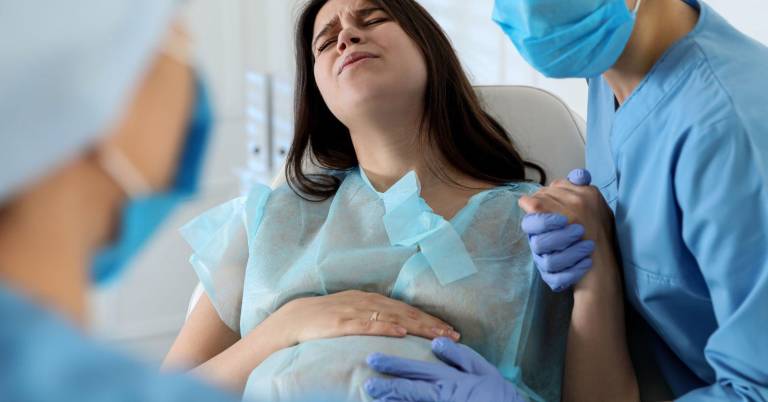 $!Mujer perdió a su hijo tras una cesárea tardía y otras presuntas negligencias de un médico.