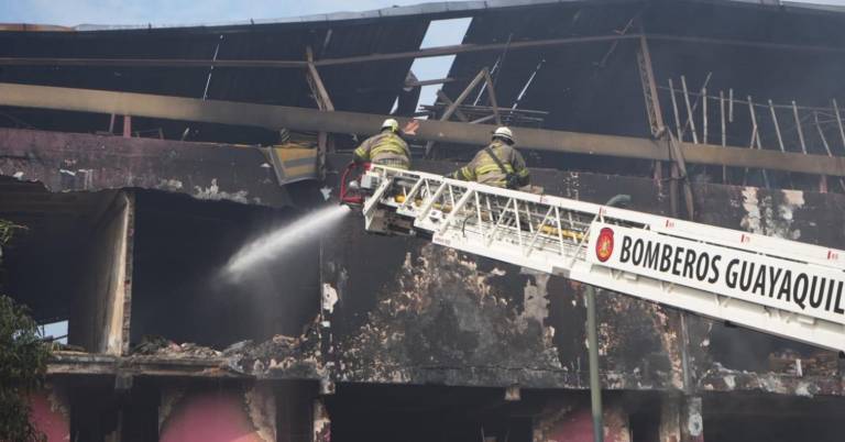 $!Bomberos utilizaron tecnología especializada para el control del incendio.