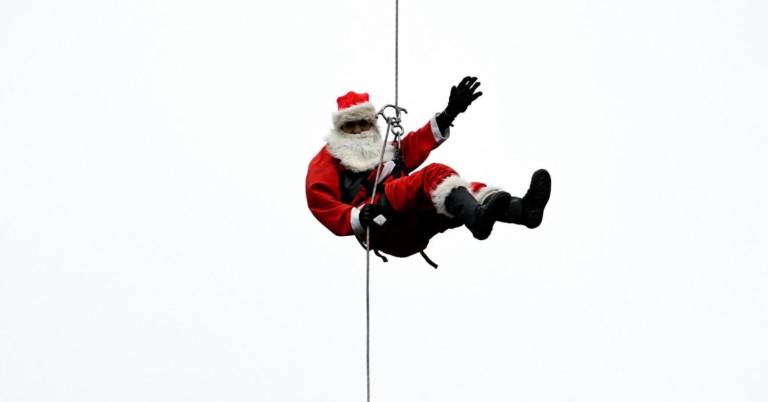 $!Bombero vestido de Papá Noel en Ciudad de Guatemala.