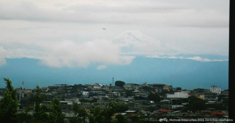 $!El Chimborazo se pudo ver en varias parte de Guayaquil.
