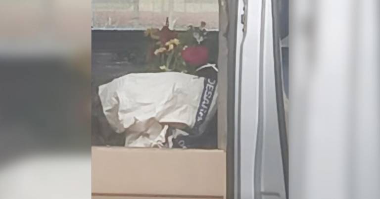 $!Lanzan explosivos a carroza fúnebre.