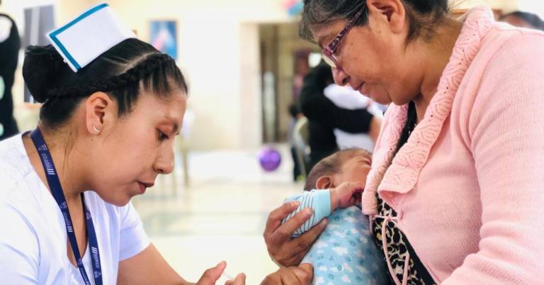 $!Fotografía durante una revisión médica a un bebé de pocos meses de nacido.