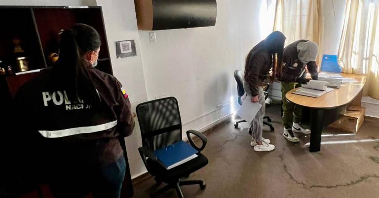 $!Miembros de la Fiscalía durante allanamiento por el caso 'Caja Chica'.