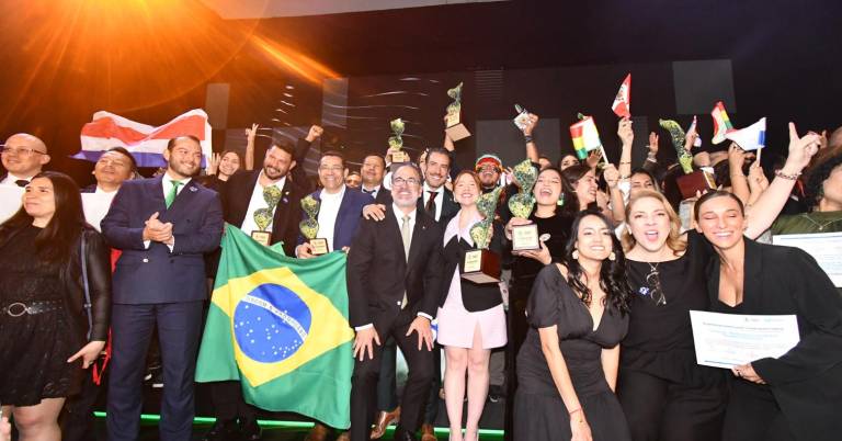 $!Fotografía grupal de los ganadores de Premios Verdes 2026, durante la gala de reconocimiento.
