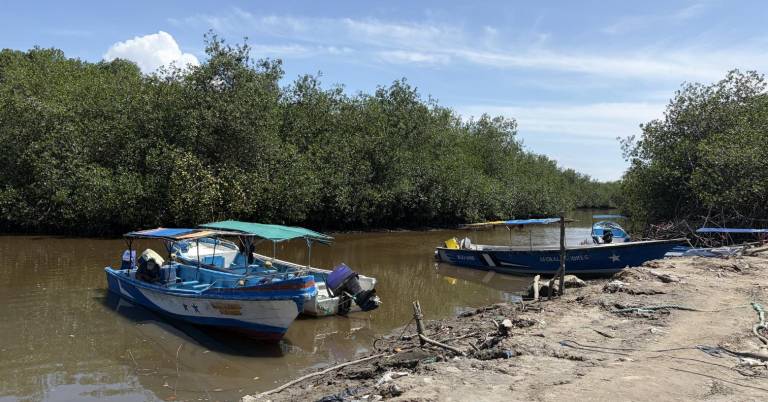 $!Los habitantes de las comunas de la parte sur de Puná deben viajar en lancha hasta Posorja para comprar botellones de agua.
