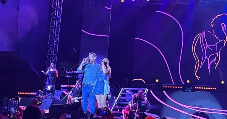 $!Flor Bertotti cantando junto a su esposo Federico Amador durante su concierto en Guayaquil, realizado el jueves 27 de noviembre de 2025.