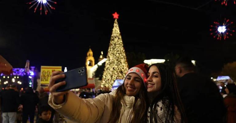 $!Dos mujeres se toman una foto en la Plaza de la Natividad en Belén.
