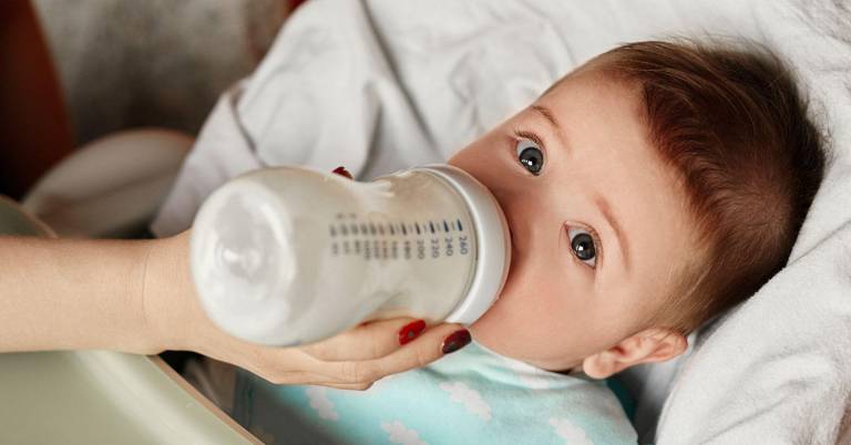 $!Bebé tomando su biberon de leche de fórmula. La leche sustituta a la leche materna se da en casos en que la lactancia materna no es viable.