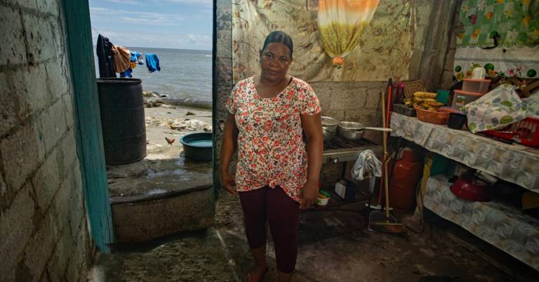 $!En la parte de atrás, donde antes habían plantaciones de coco, chillangua y orégano, ahora solo hay agua.