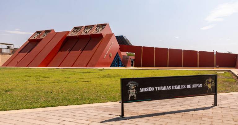 $!Imagen de los exteriores del Museo tumbas reales de Sipán, que resguarda los tesoros del Señor de Sipán.