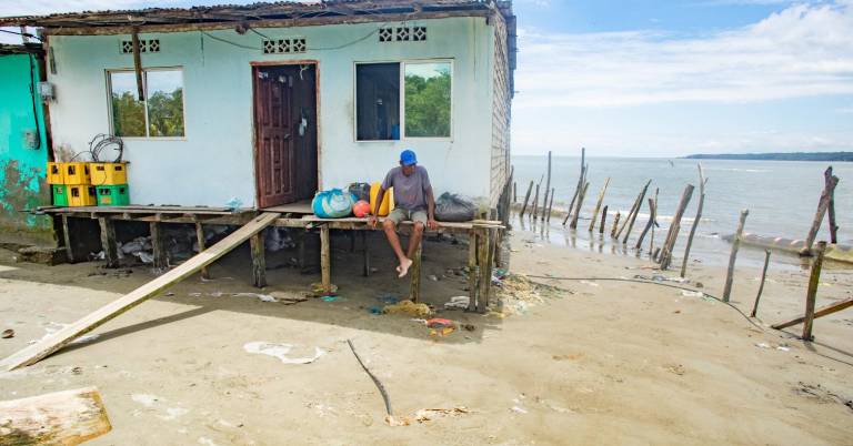 $!Don Segundo ya perdió una vivienda por el avance del mar. La casa en la que vive ahora también está en riesgo.