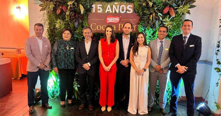 $!De izq. a der.: Pedro Ospina, Vicepresidente Legal, Corporativo &amp; Sostenibilidad de Nestlé Ecuador; Melina Andrade, Vicepresidenta de Técnica y Manufactura de Nestlé Ecuador; Josué De La Maza, Presidente Ejecutivo de Nestlé Ecuador; Viviana Valdivieso, Vicepresidenta de Marketing y Comunicaciones de Nestlé Ecuador; Teodor Kamenov, Vicepresidente de Confites de Nestlé Ecuador; Alejandra Montoya, Vicepresidenta de Café y Bebidas de Nestlé Ecuador; Christian Saavedra, Gerente de Negocio de Cacao de Nestlé Ecuador; y Daniel Martínez, Vicepresidente de Supply Chain de Nestlé Ecuador.