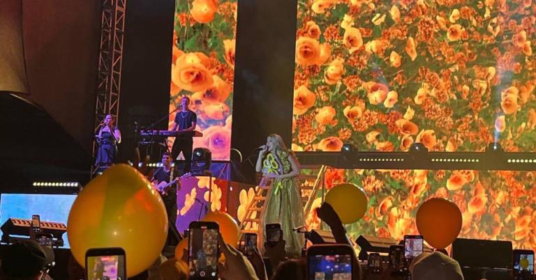 $!Flor Bertotti mientras interpreta Flores Amarillas en su concierto en Guayaquil, realizado en el Coliseo Voltair Paladines Polo, el jueves 27 de noviembre de 2025.