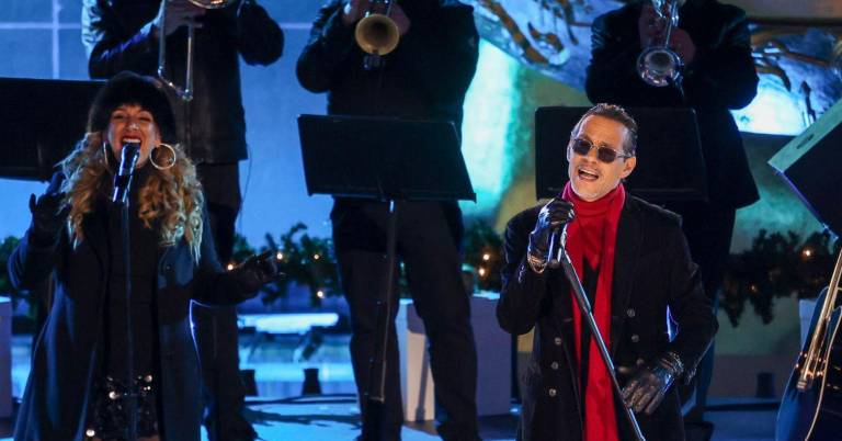 $!El cantante Marc Anthony (derecha) actúa durante la ceremonia de iluminación del árbol de Navidad del Rockefeller en Nueva York, el 3 de diciembre de 2025.