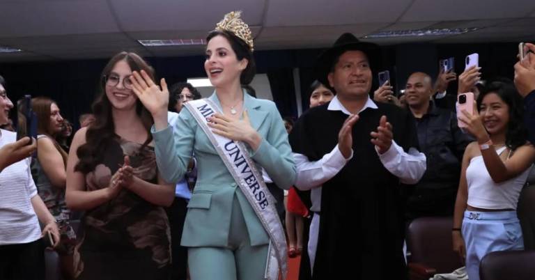 $!Fátima Bosch asistió a un comversatorio en Ambato tras incidente.