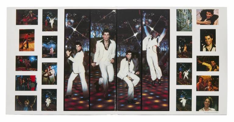 $!Composición de fotografías cedido por Julien's Auctions donde se aprecia varias fotografías de la película Saturday Night Fever con su protagonista el actor John Travolta como Tony Manero con su famoso traje blanco durante la famosa escena de baile.