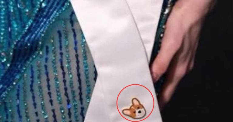 $!La modelo aseguró que llevar el pequeño corgi le daba una sensación de compañía durante uno de los momentos más importantes de su vida.