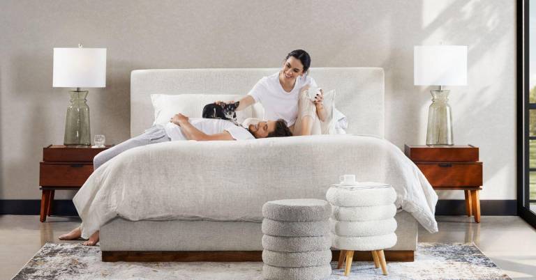 $!Pareja en espacio de habitación. Invertir en muebles adecuados para áreas como el dormitorio es una de las recomendaciones a la hora de decorar.