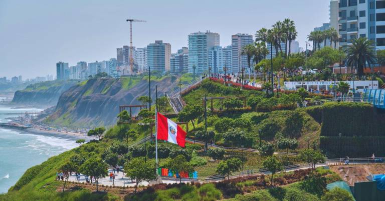 $!Vista aérea de la playa y barranco de Lima, que está en la posición 65 de las mejores ciudades del mundo.