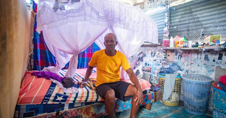 $!Fotografía de Johny Monroy, uno de los habitantes del albergue, en su pequeño cuartito.