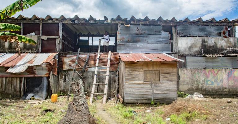 $!Fotografía del albergue improvisado que está en Canchimalero. Allí se refugian cinco familias que perdieron sus casas por el avance del mar.