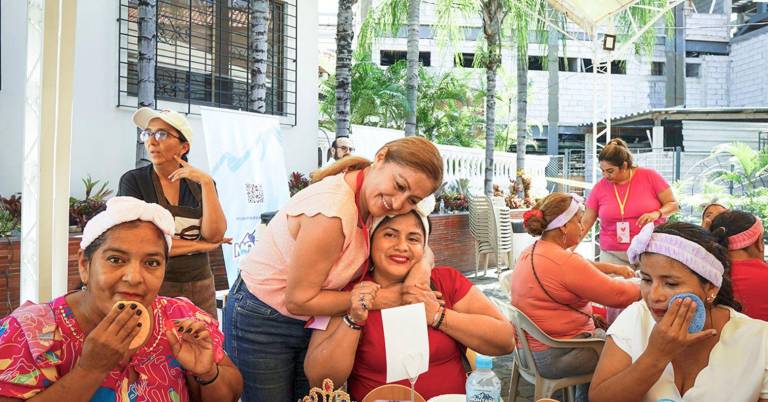 $!Evento de Proyecto Abrazo, en el que 100 mujeres realizaron una actividad para homenajearlas por el 'Día de la madre'.