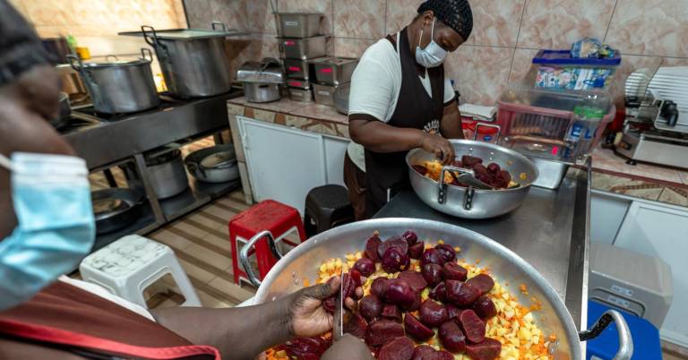 $!La asociación Delicias Esmeraldeñas se encarga de preparar los alimentos para seis guarderías de la zona.