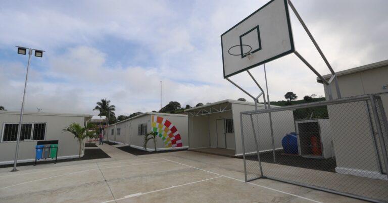 $!El contrato con China Railway contemplaba la instalación de 200 escuelas, por casi 200 millones de dólares. Por varios motivos, levantaron en total 50 planteles, de los cuales solo 20 fueron recibidos por el Ministerio de Educación.