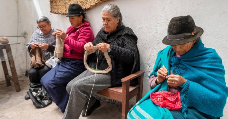 $!Fotografía de mujeres tejiendo prendas de ropa en el páramo de Tungurahua.