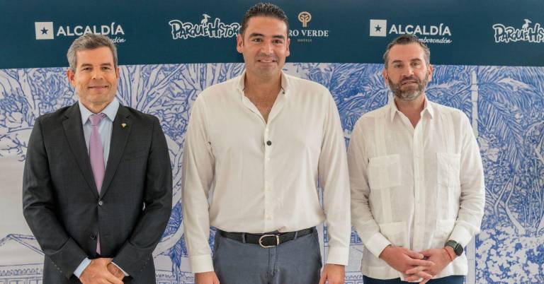 $!En la foto posan de izq. a der.: Ismar Kourroski, Director general de Hoteles Oro Verde; Juan José Yúnez, alcalde de Samborondón; Edmundo Kronfle, CEO de Oro Verde Hotels, durante la inauguración de la Estación Fluvial del Parque Histórico.