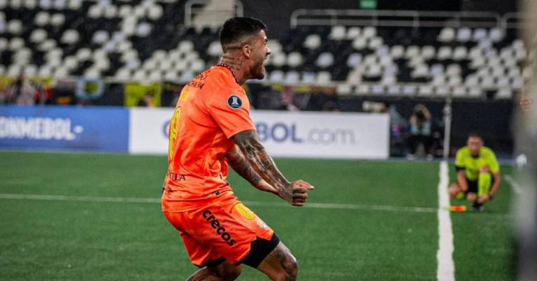 $!Milton Celiz celebra el gol de Barcelona en Brasil.