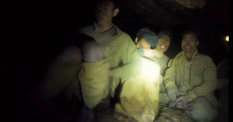 $!Imagen de los mineros hallados con vida en Laos, foto realizada por el rescatista Jakkrit Tangtang y subida a su cuenta de Facebook.