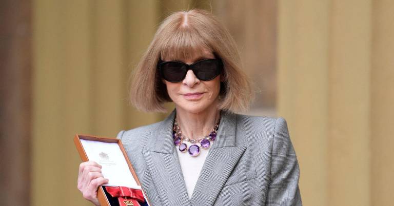 $!Imagen de Anna Wintour tras ser nombrada miembro de la Orden de los Compañeros de Honor de Inglaterra en febrero del 2025. Hoy se anunció que ella deja el cargo de editora en jefe de Vogue USA, pero seguirá en Condé Nast.