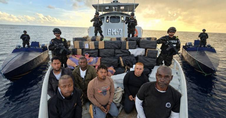 $!Fotografía de embarcación de narcotraficantes interceptada en Bocana El Cordoncillo, en El Salvador.