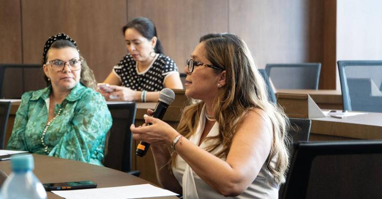 $!Fotografía de conversatorio sobre liderazgo femenino en Ecuador.