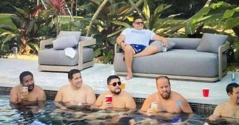 $!La foto de la piscina, difundida por Fernando Villavicencio en 2022, puso en el mismo encuadre a Xavier Jordán y al entonces asambleísta Ronny Aleaga.