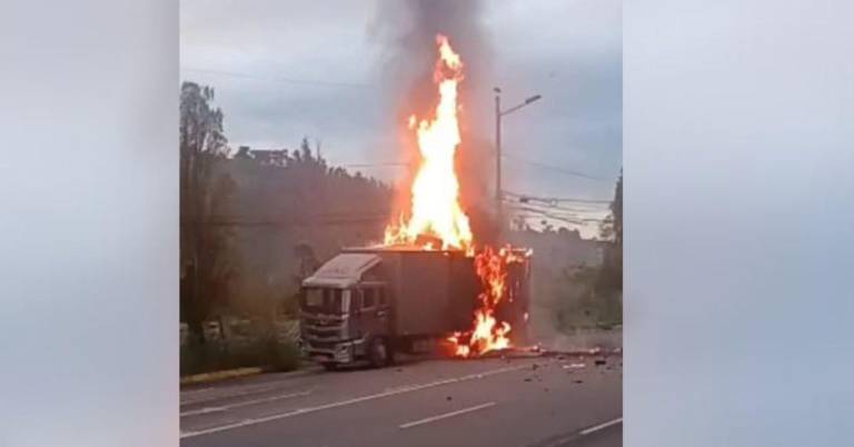 $!Tráiler incendiado.