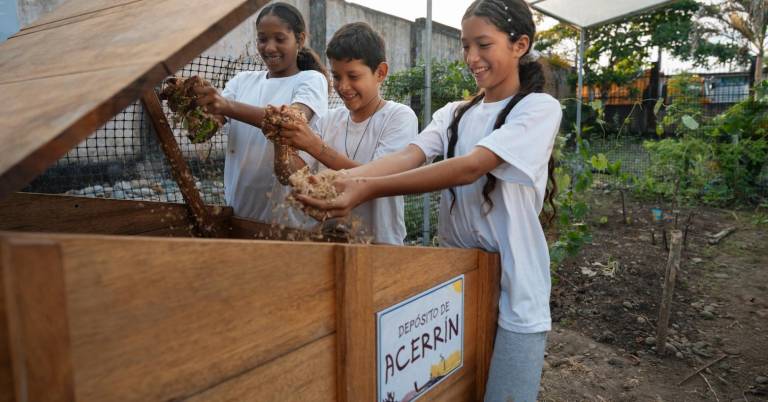 $!Escuelas Resilientes también incorpora espacios verdes para enseñar a los estudiantes sobre compostaje, saberes ancestrales y cultivos de su zona.